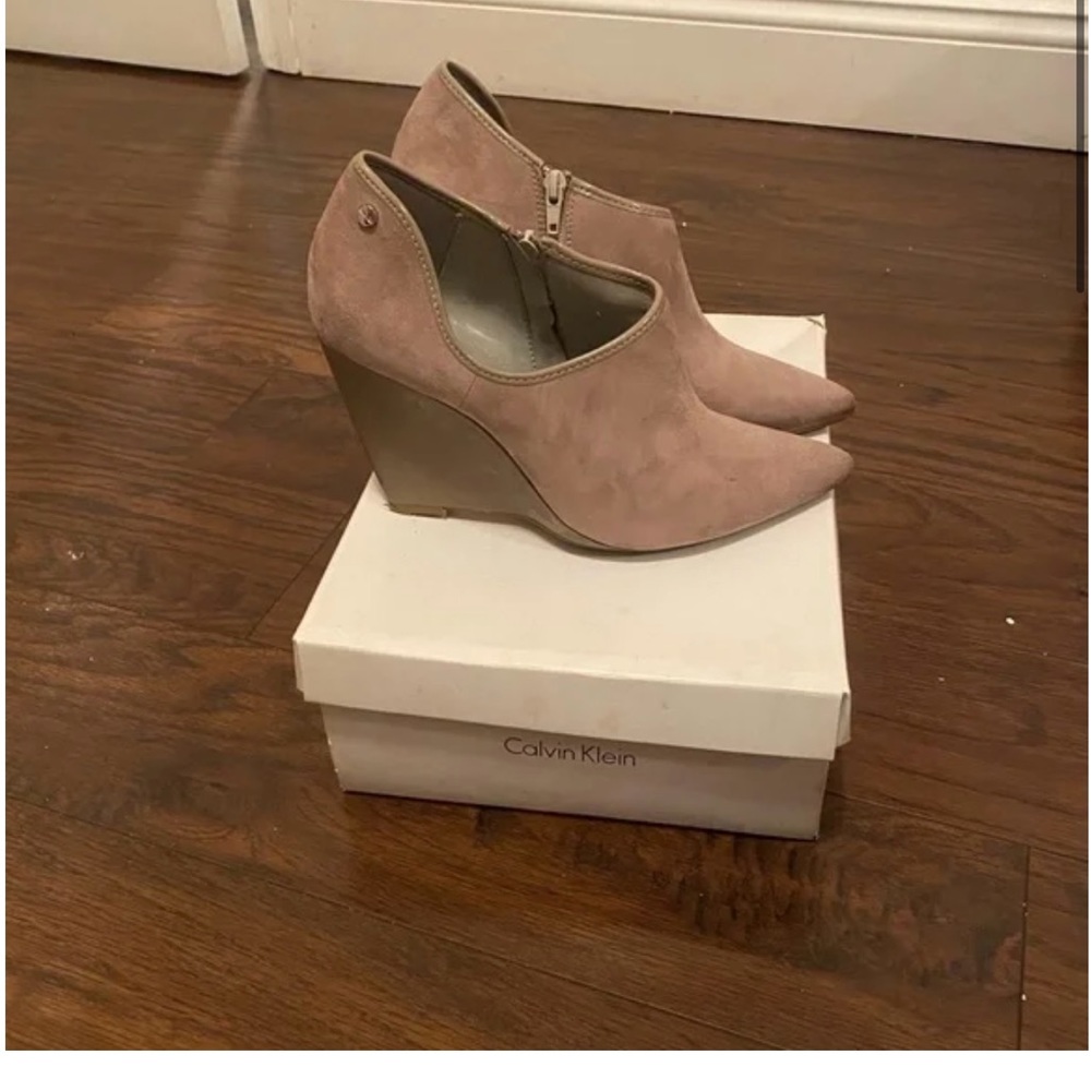 Calvin Klein size9m kd/sde/two tone patent